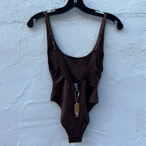SKIMS SWIM SCOOP NECK ONE PIECE.🤎 - Picture 13 of 16